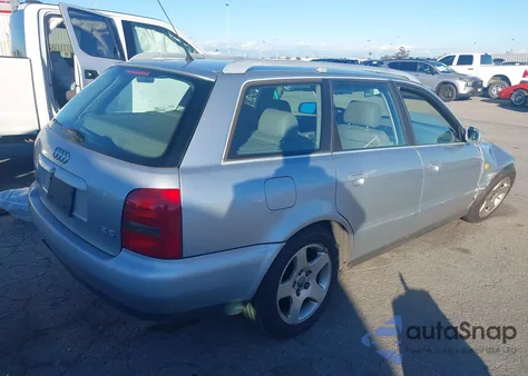 1998 Audi A4 Avant z USA, uszkodzony, nr VIN WAUFD68D2WA090888